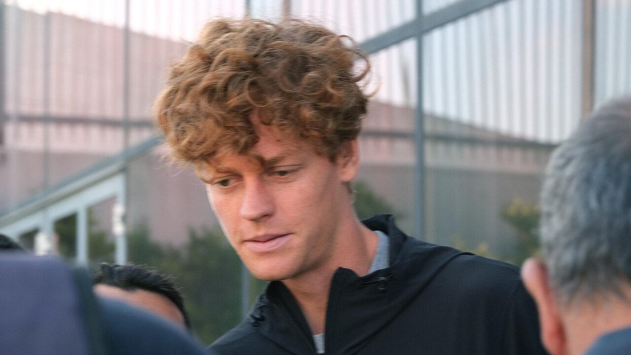 Il campione del tennis mondiale visita il centro juventino: l'incontro tra Sinner e la squadra bianconera