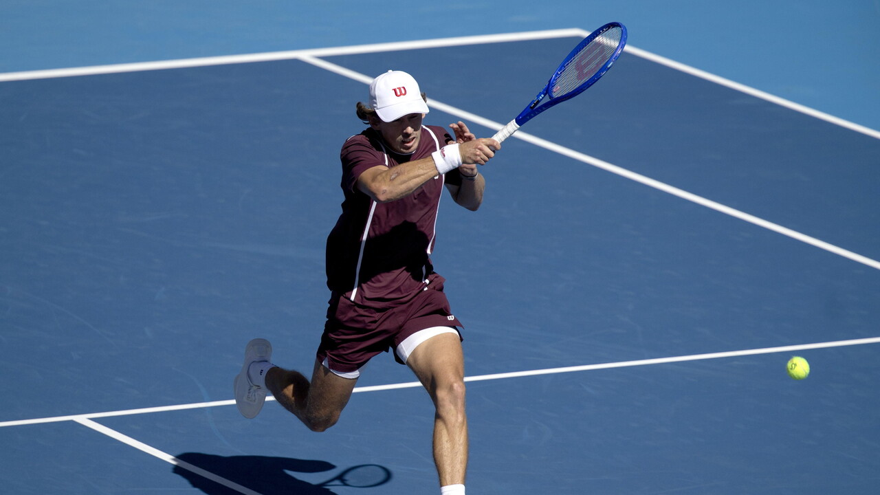 Pechino: De Minaur approda in finale dopo il ritiro di Hurkacz, ora aspetta Medvedev o Djokovic