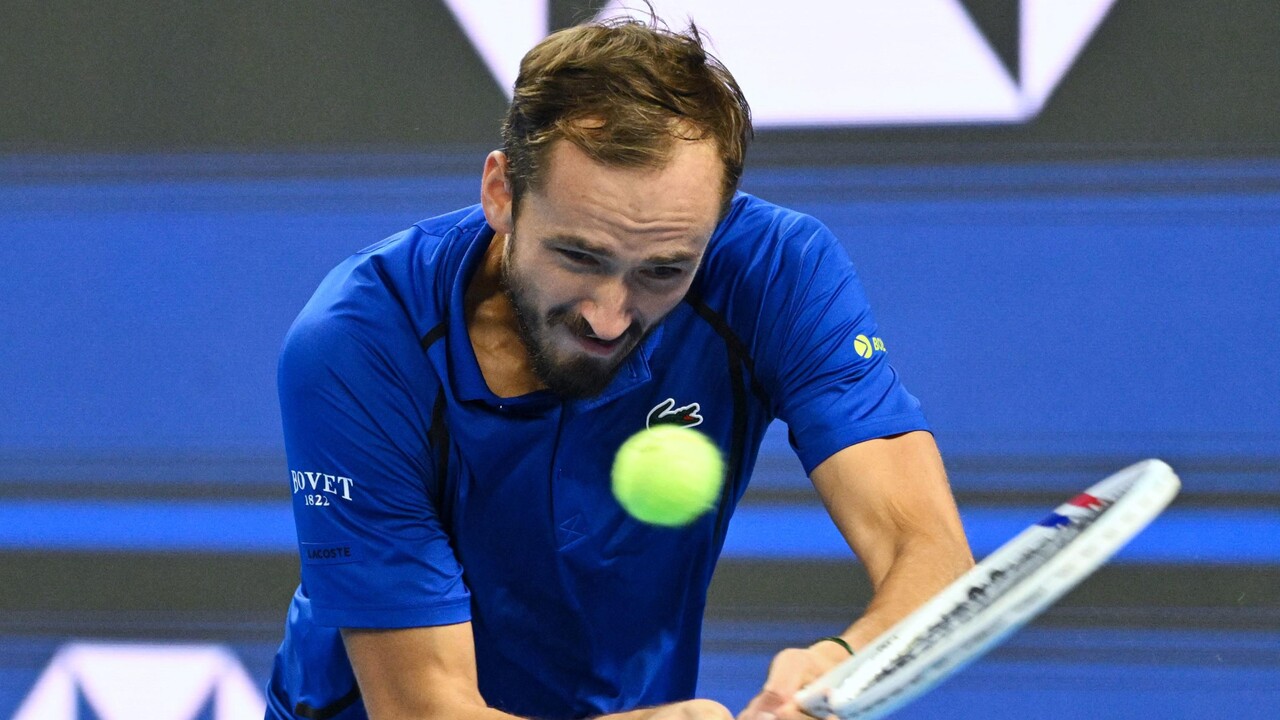 Un momento d'ira costa caro a Medvedev: Djokovic vola in finale a Pechino dopo la squalifica del russo