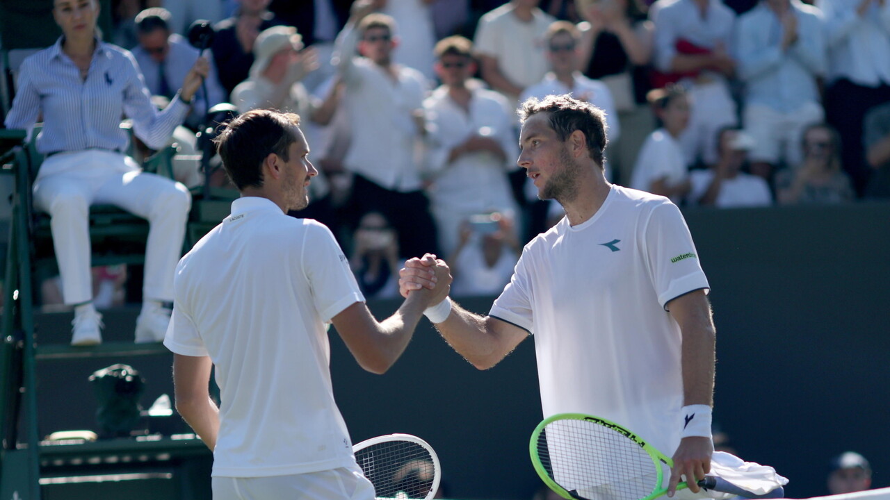 Lo sgambetto di Struff a Wimbledon: Medvedev tradito dai tie-break, Djokovic prosegue il cammino