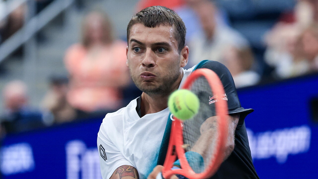 Tennis, il primo turno americano premia la grinta italiana: Cobolli resiste in una maratona di cinque set