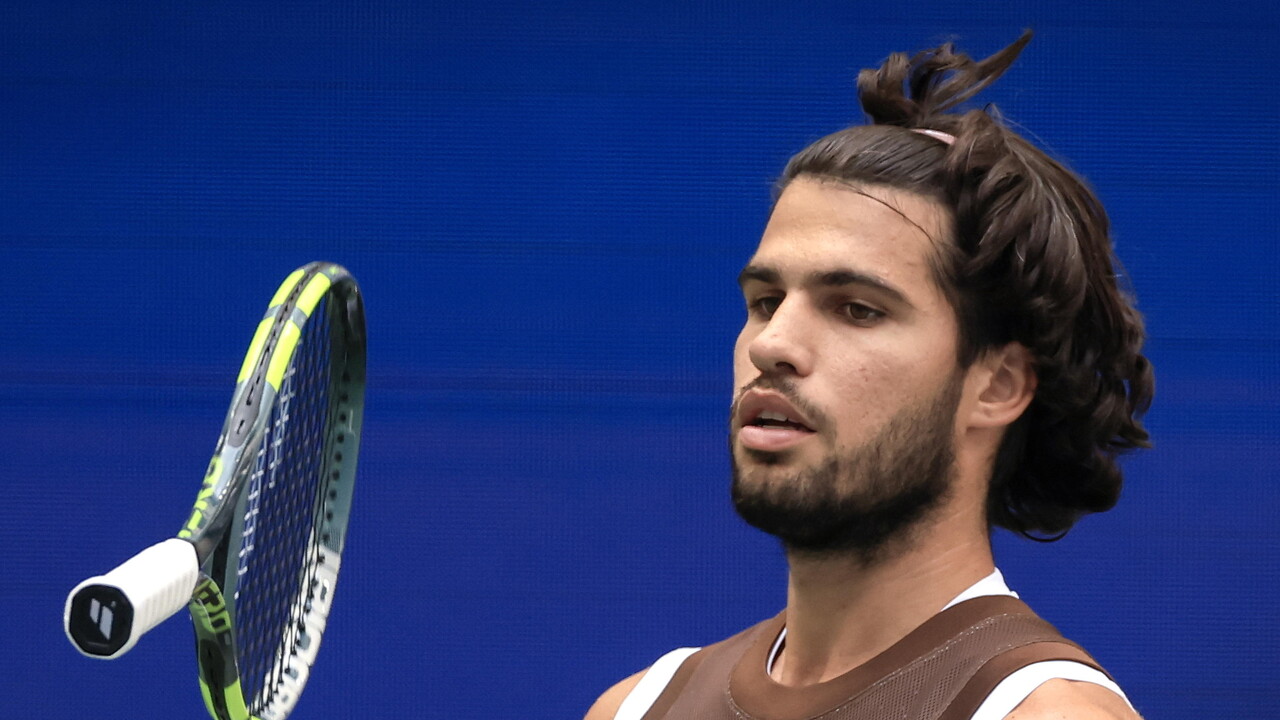 Flushing Meadows fra luci e ombre: Alcaraz avanza senza brillare, Tsitsipas risorge dagli inferi