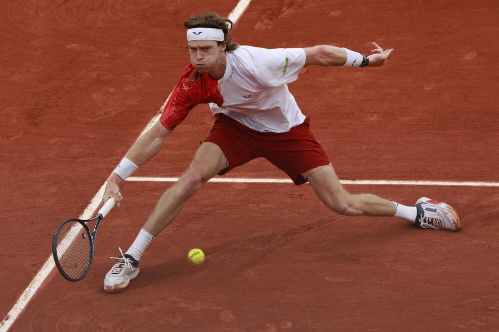 La terra di Estoril sorprende: Van Assche elimina Rublev, semifinali francesi in vista