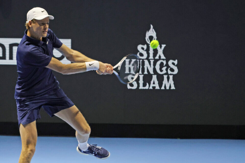Sinner sfida il tris a Riad: il dominio del numero uno mondiale al Six Kings Slam 2026