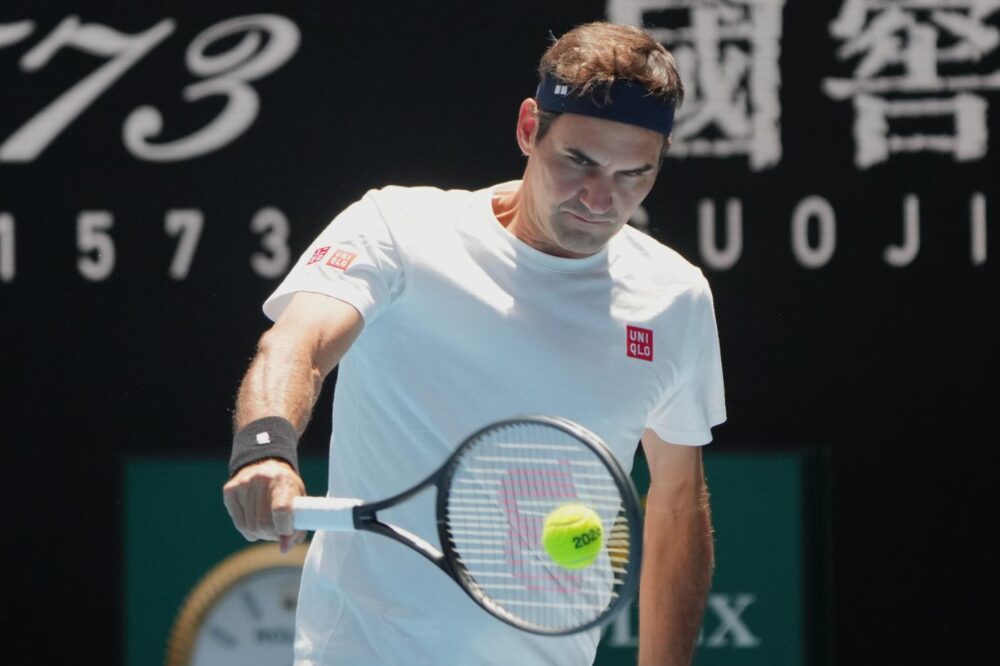 Federer a New York predica la resistenza del rovescio a una mano: l'allenamento con Musetti e la lezione di stile
