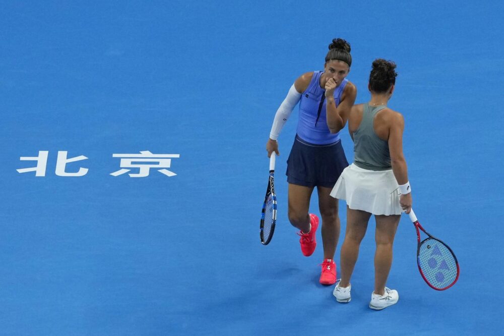 Errani e Paolini inseguono il riscatto a Wuhan: la sfida contro Fernandez e Gibson è cruciale per le Finals