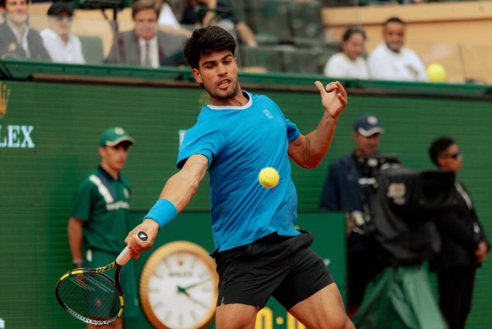 Alcaraz tra prudenza e urgenza: il tennis attende il ritorno dello spagnolo, Philippoussis avverte sui rischi del polso