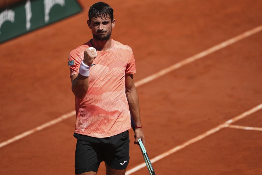 Kitzbühel 2026, gli argentini avanzano: Navone domina, Buse reagisce dopo il tie-break. Cinà cede in rimonta