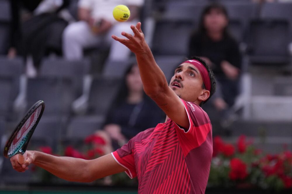 Sonego sfida Etcheverry a Wimbledon 2026: l'azzurro insegue il bis negli ottavi