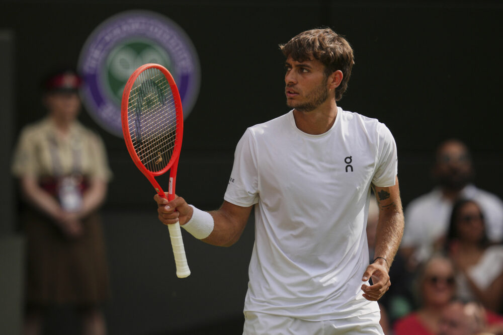 Cobolli riparte da Wimbledon: la sfida contro Navone riprende domani dal secondo set