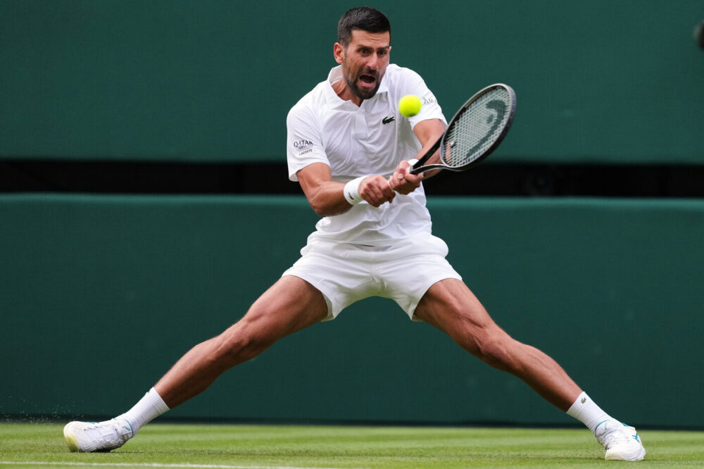 Djokovic soffre ma vince: Wu gli regala una battaglia sul Centrale di Wimbledon