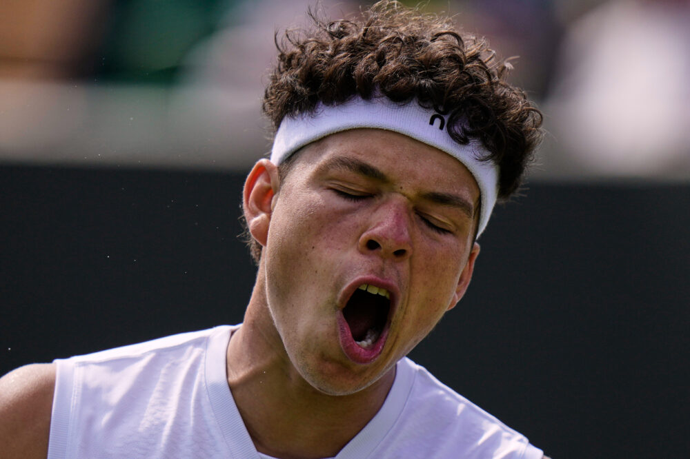 L'erba di Wimbledon non perdona: Shelton cade sotto i colpi di Virtanen, mentre l'Italia esulta