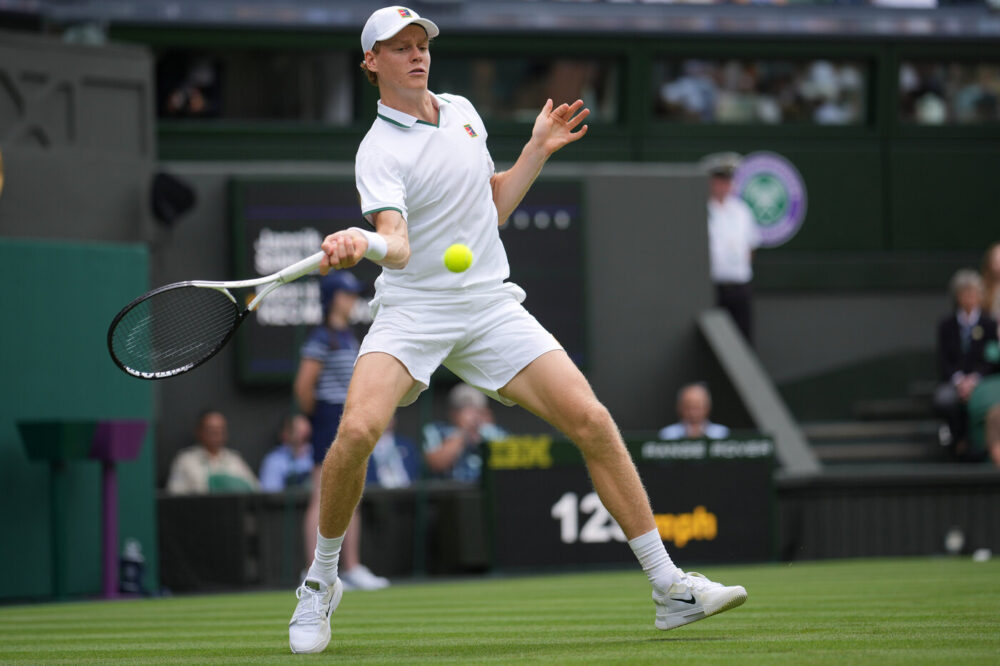 Sinner difende il trono a Wimbledon: tre ore di lotta contro Kecmanovic per un esordio tutt'altro che agevole