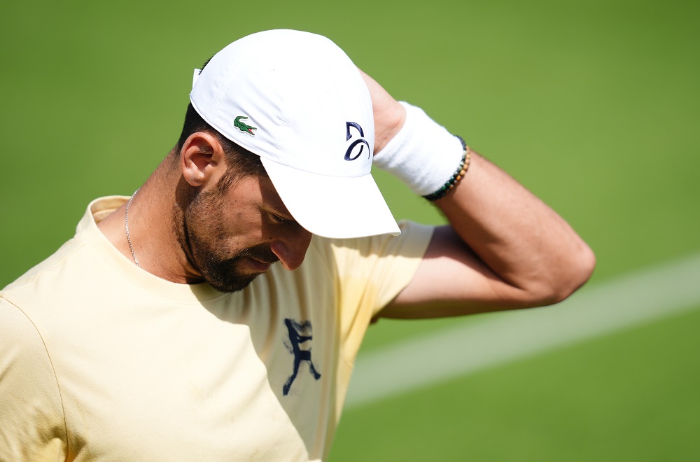 Djokovic domina a Wimbledon 2026: Tsitsipas si arrende in tre set, il serbo mette in mostra un tennis devastante