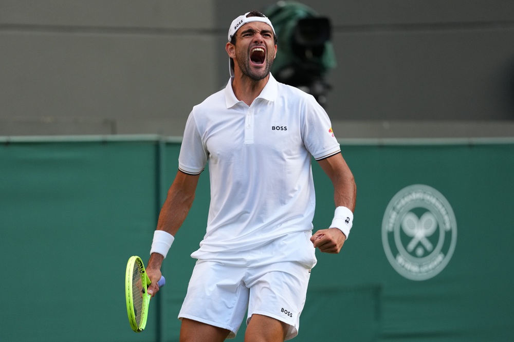 Berrettini domina una maratona di quattro ore contro Wawrinka: il tennis svizzero si congeda tra le lacrime