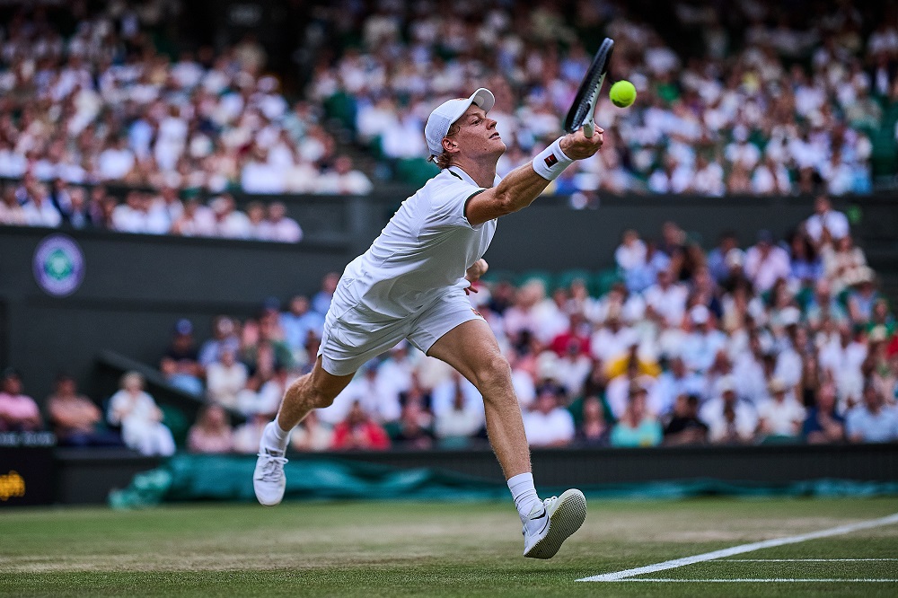Il capitolo 12 tra il numero uno e la leggenda di Wimbledon: quando Sinner sfida Djokovic in semifinale