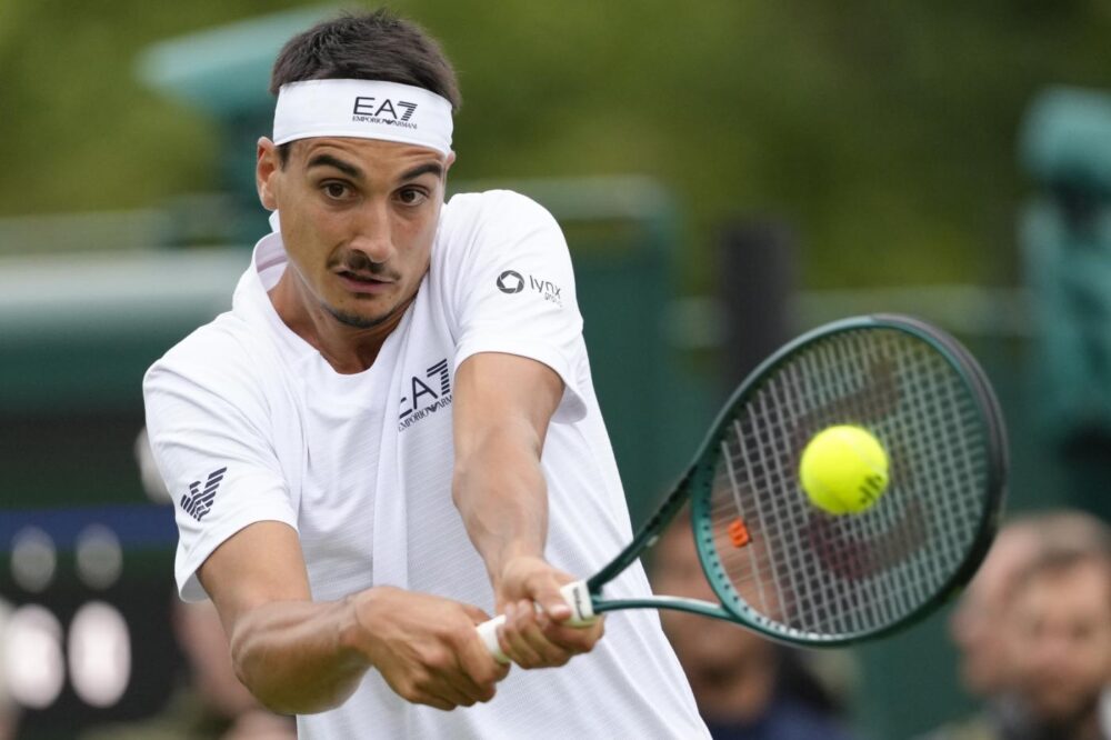 Sonego non molla a Wimbledon: batte Diallo al quinto e sfida Fritz per tornare in vetta