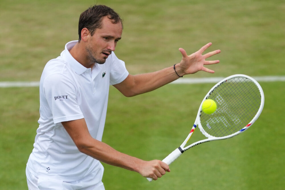 Medvedev e Hurkacz avanzano a Wimbledon, fuori Tien e Buse