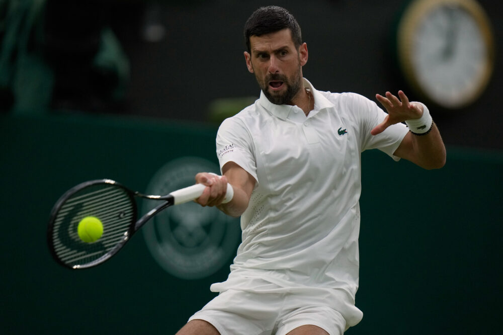 Djokovic domina Tsitsipas sull'erba londinese: il serbo avanza spedito verso gli ottavi