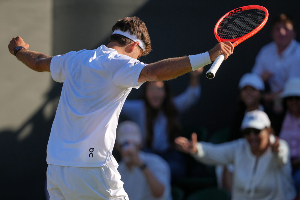 Cobolli strappa la rimonta contro Khachanov: dal baratro all'ottavo di Wimbledon con l'atmosfera della Coppa Davis