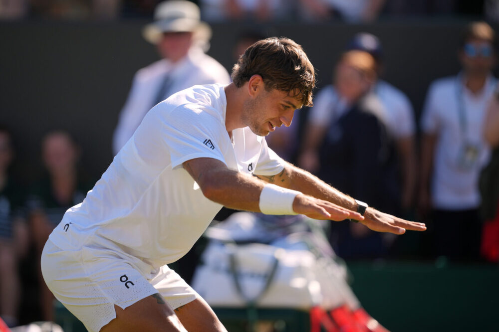 Cobolli risale da un abisso a Wimbledon: la rimonta impossibile contro Khachanov e il tributo calcistico