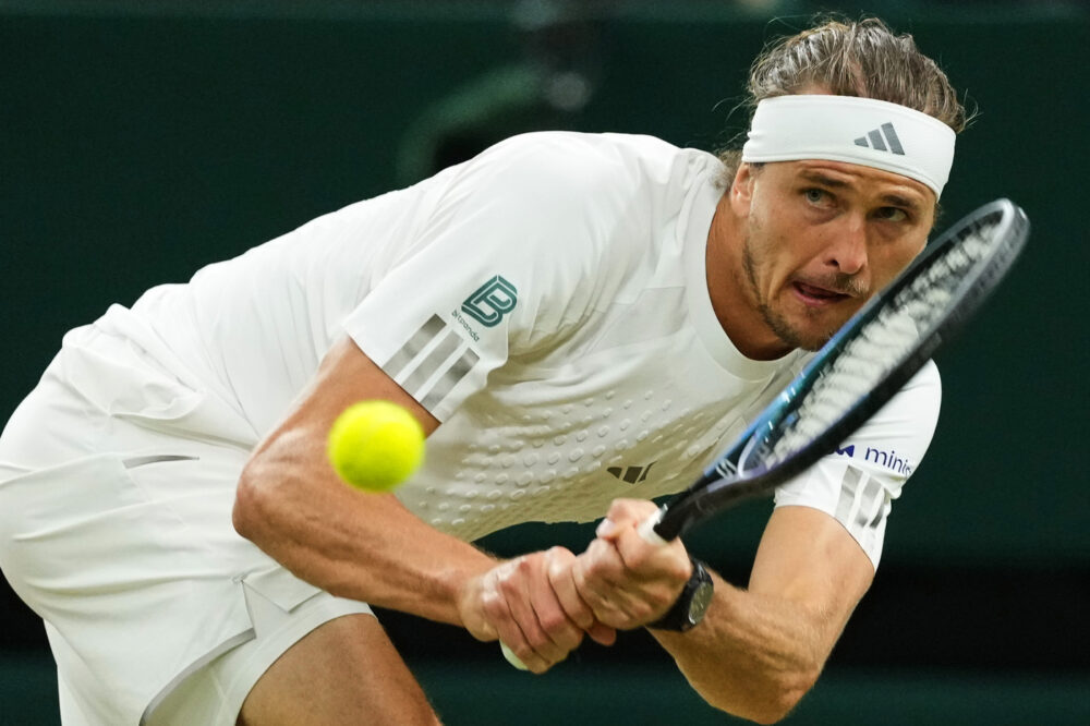 Zverev si ferma sul più bello a Wimbledon: il coprifuoco interrompe la battaglia con Lehečka
