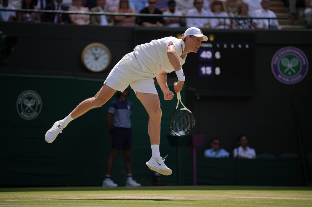 Wimbledon 2026, lo scontro tra Sinner e Djokovic: chi arriva in semifinale più fresco dopo le fatiche sull'erba londinese