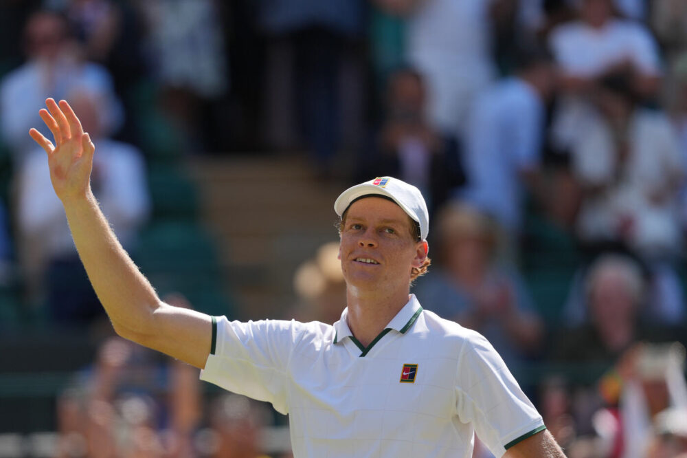 Sinner sfida Djokovic alle semifinali del torneo londinese: quando e dove vedere lo scontro tra il numero uno mondiale e la leggenda serba