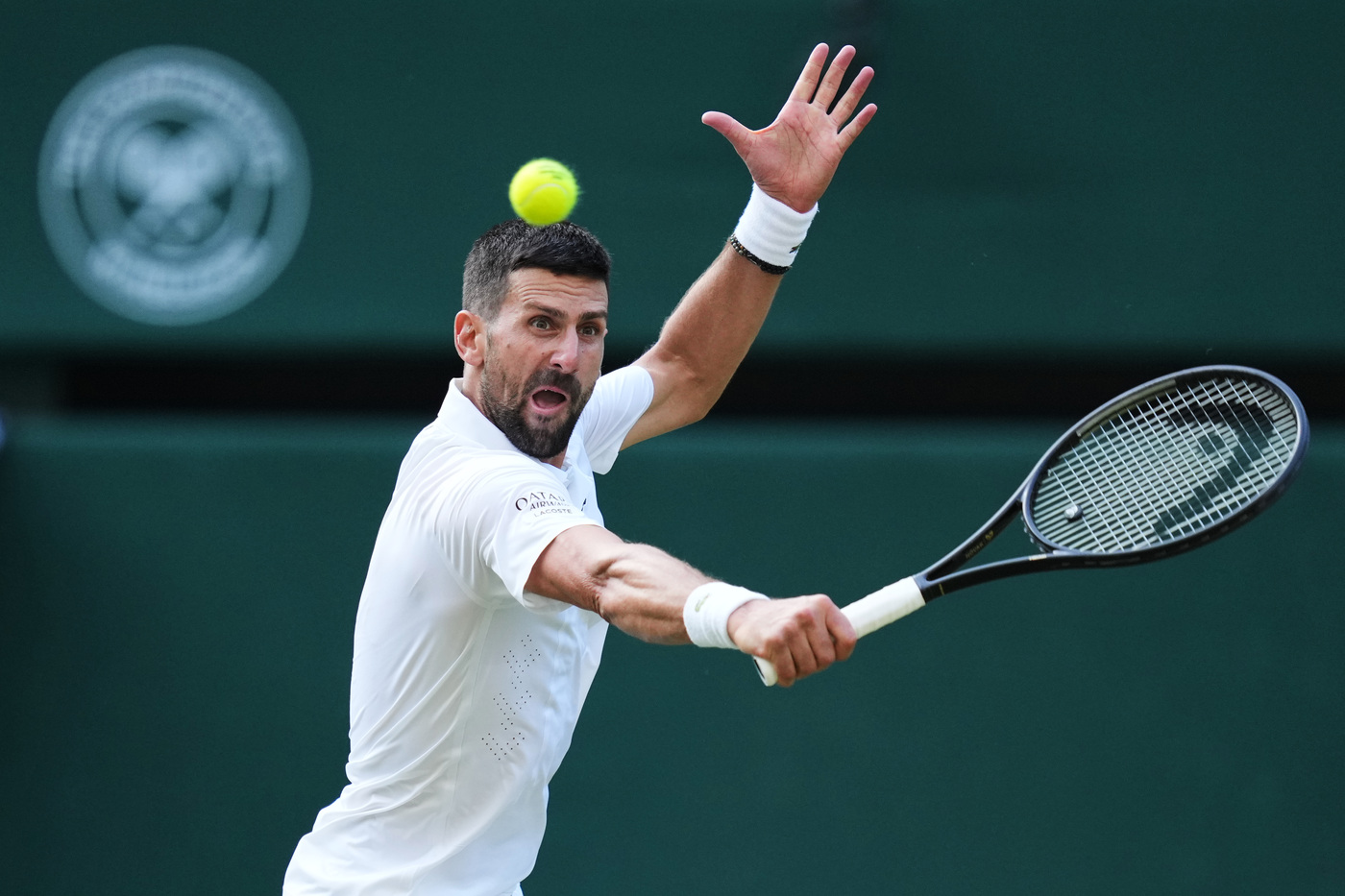 Djokovic resiste all'epica battaglia contro Auger-Aliassime e conquista la semifinale di Wimbledon davanti a Sinner