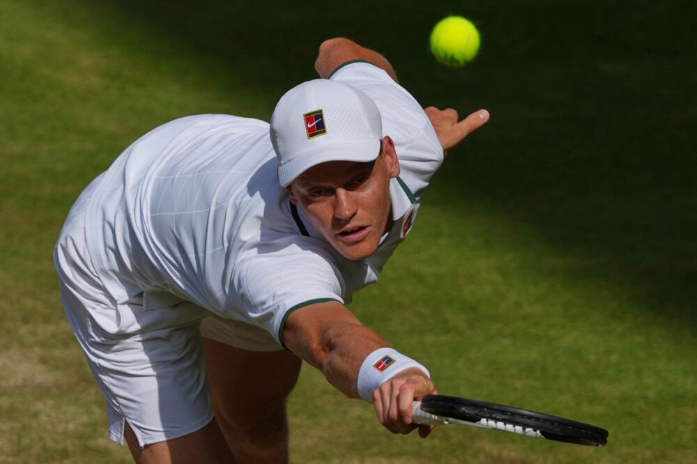Sinner domina Djokovic a Wimbledon e vola in finale: la lezione del numero 1 sui prati sacri