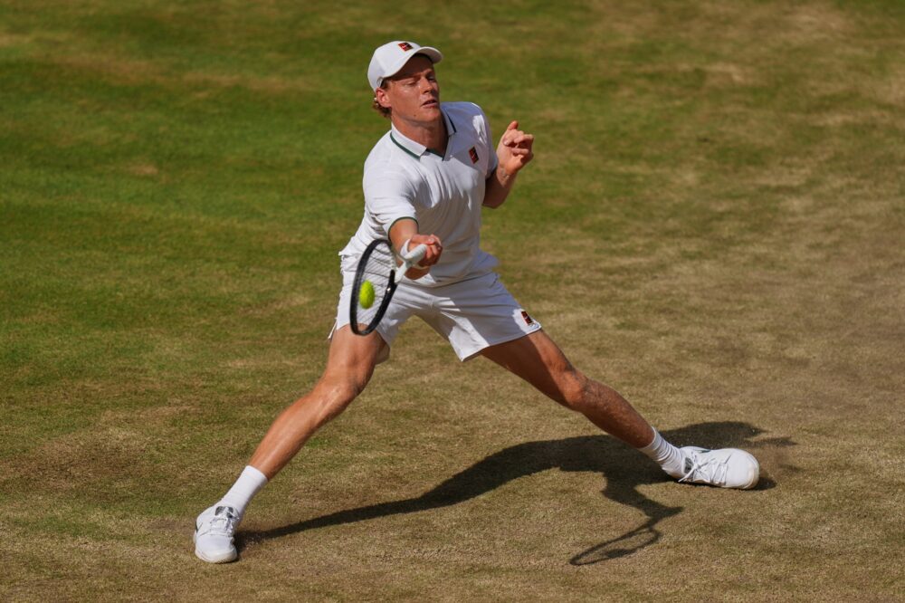 Sinner nella storia: conquista Wimbledon bis dopo epica battaglia con Djokovic