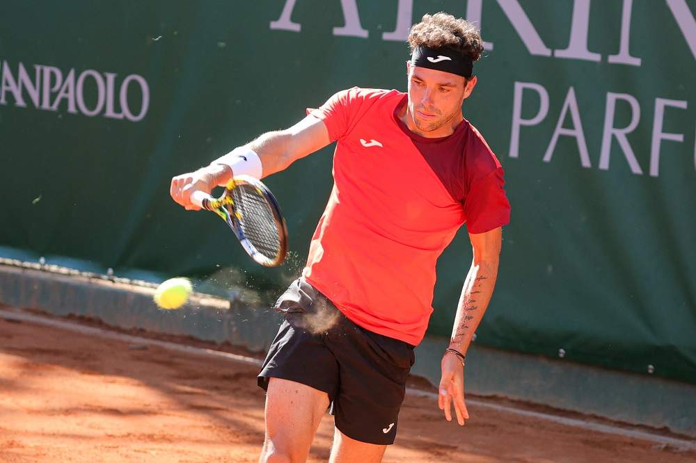 Cecchinato cede all'esordio a Umago: Burruchaga ferma l'azzurro prima del derby con Cobolli