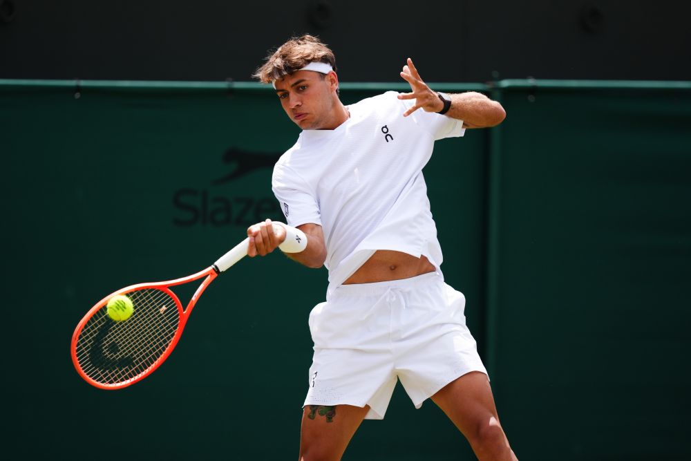 Cobolli domina il finale e stacca il biglietto per il turno successivo: l'italiano piega Duckworth in cinque set a Wimbledon