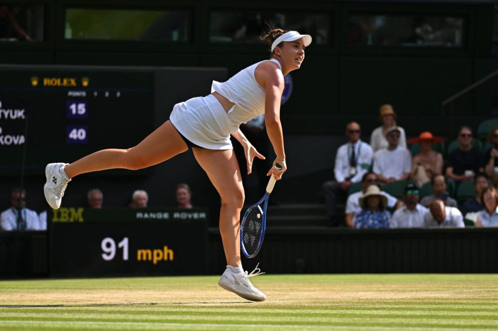 Noskova trionfa a Wimbledon: la ceca più giovane dell'Era Open conquista lo Slam battendo Muchova