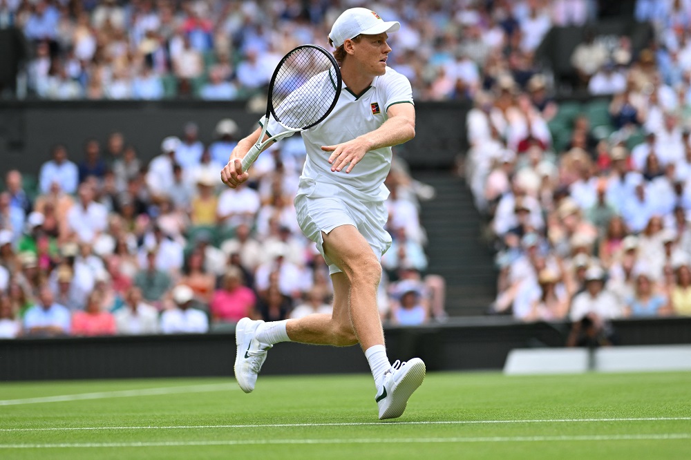 Sinner difende il trono a Wimbledon: sfida Brooksby nei sedicesimi, il numero uno del ranking continua la caccia al bis