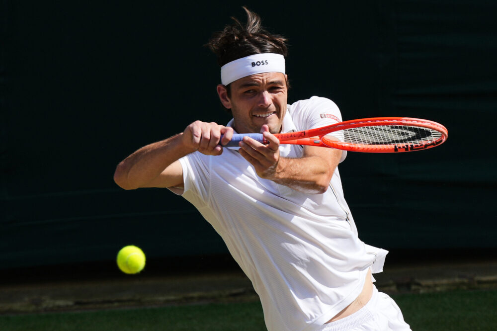 Fritz si arrende a Wimbledon: il dolore al ginocchio torna a tormentarlo nei quarti