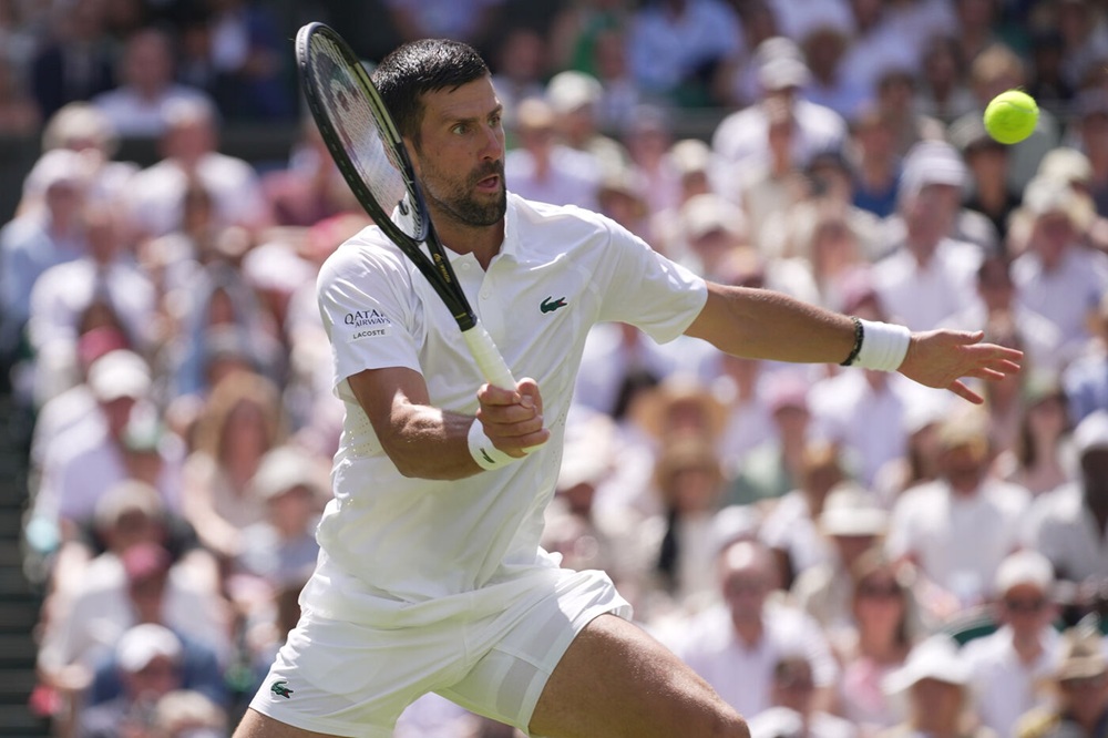 Djokovic sorpassa Federer a Wimbledon: la 106ª vittoria sull'erba londinese porta il serbo ai quarti