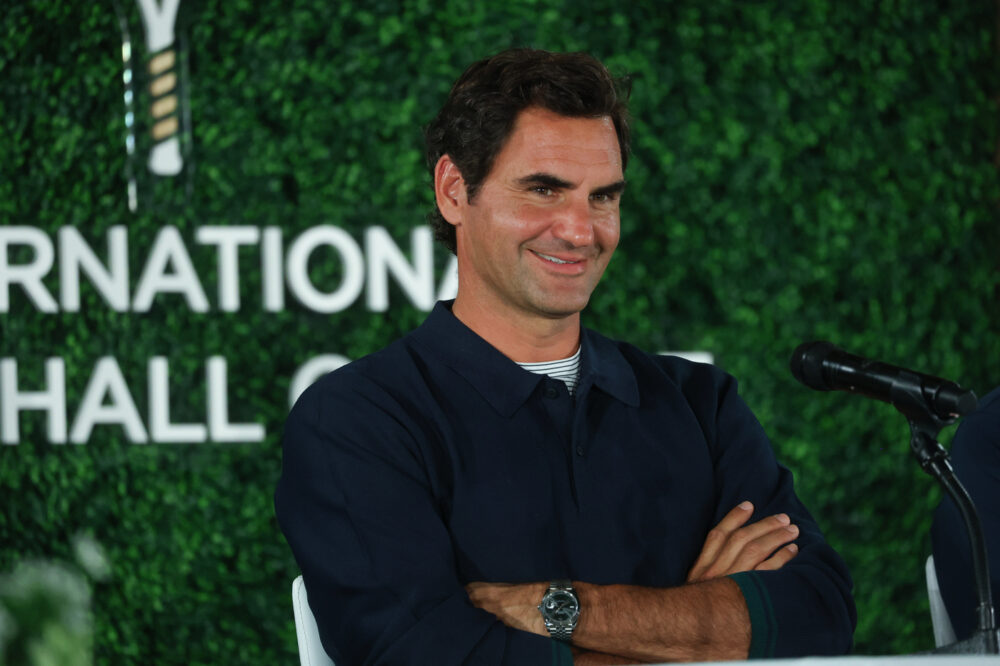 Federer immortalato nella leggenda: l'emozione di Newport e il riconoscimento di una vita dedicata al tennis