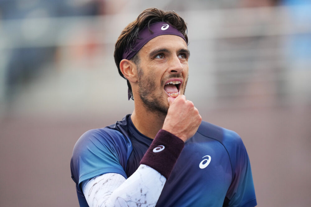 Musetti tradito dal corpo agli US Open: Sweeny completa la rimonta e vola al terzo turno