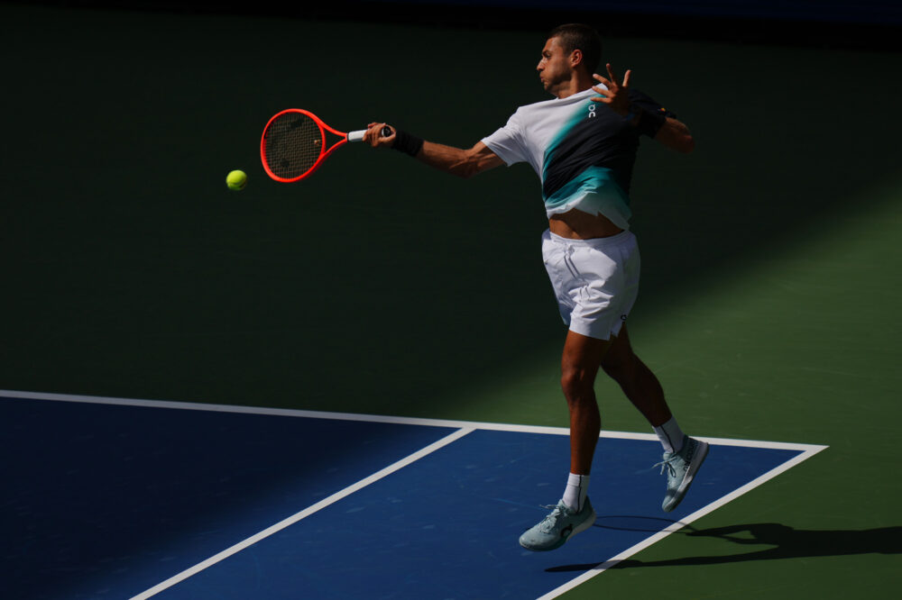 US Open 2026, l'Italia perde Cobolli: resta solo Darderi, che sfida Zverev agli ottavi. L'analisi di Puppo sui problemi fisici e sulla programmazione