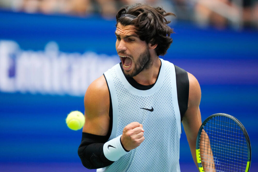 Alcaraz torna vincente agli US Open: domina Paul e conquista i quarti dopo mesi di assenza