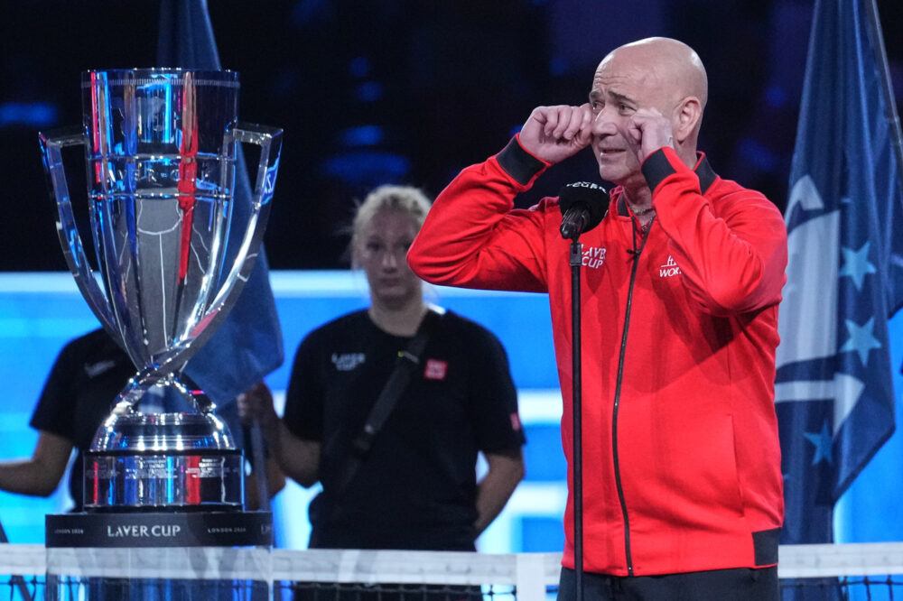Agassi trasforma la Laver Cup in show: le frecciate ironiche a Zverev e il siparietto della premiazione
