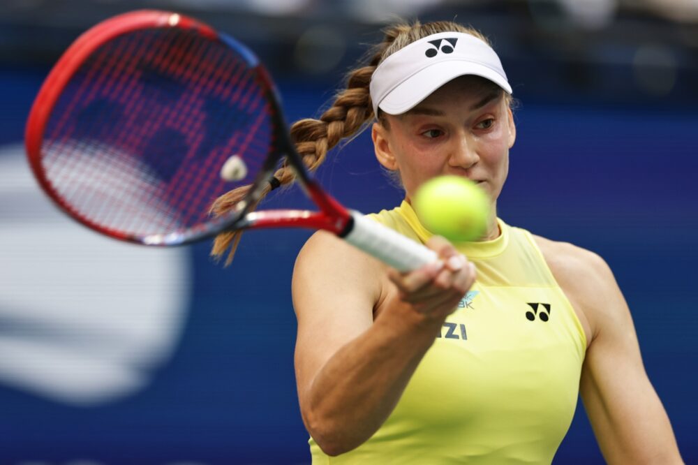 Rybakina conquista New York e la vetta mondiale: Sabalenka cede in tre set nella finale femminile