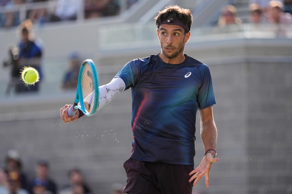 Musetti domina Arnaldi a Lione: il tennis italiano si divide mentre la Francia accelera con i suoi talenti