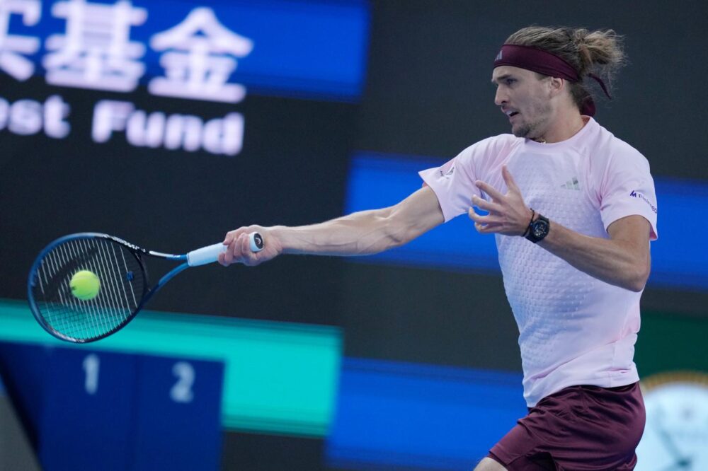 Zverev incredulo dopo Pechino: il ritorno sorprendente di Djokovic che rimanda il sogno della vetta