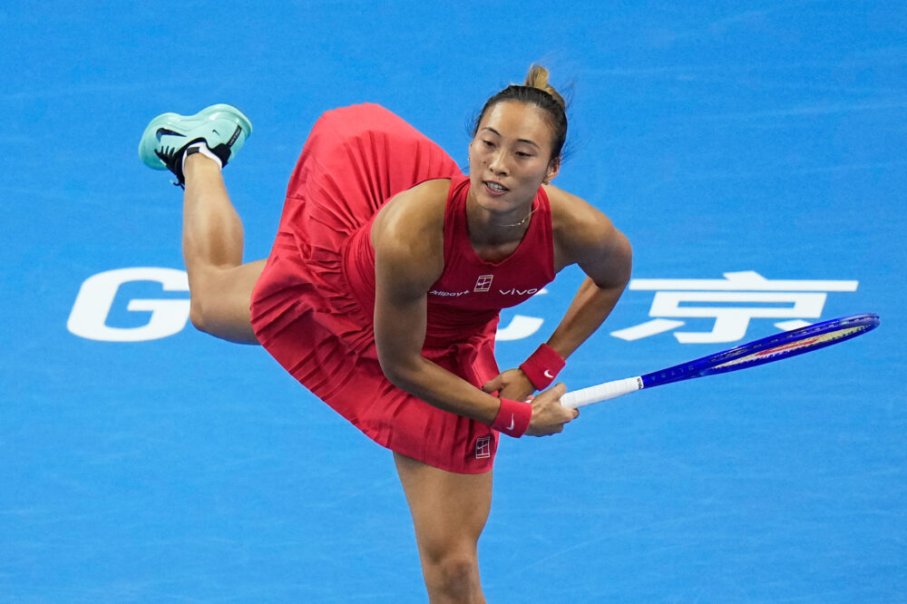 Zheng si regala il grande palcoscenico di Pechino: sfida Andreeva in una finale che promette battaglia