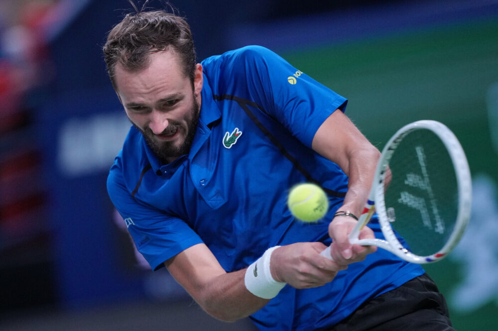 Medvedev ritrova se stesso ad Shanghai: il russo staccia Tsitsipas e sfida il destino con ironia