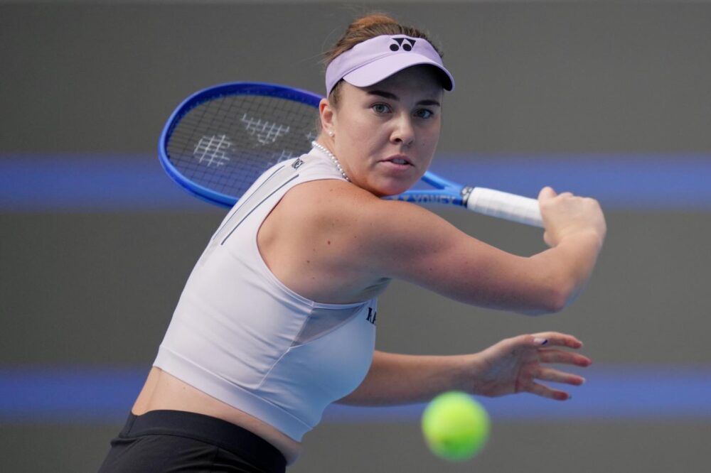 Shock a Pechino: crolla Sabalenka, Andreeva e Noskova avanzano negli ottavi