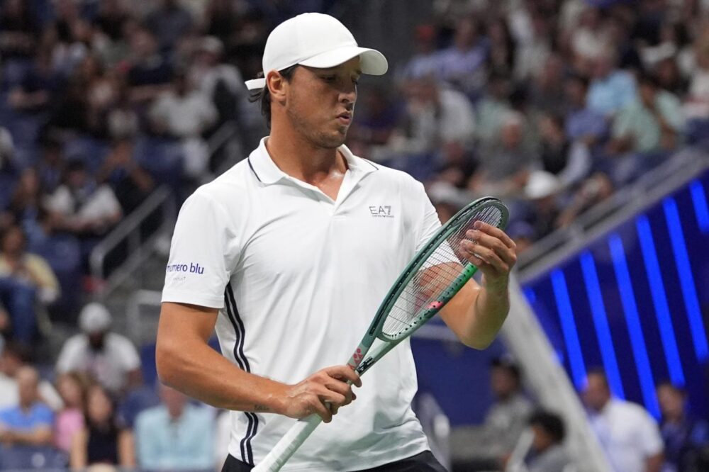 Shanghai non perdona Darderi: Tsitsipas domina e chiude i conti al secondo turno