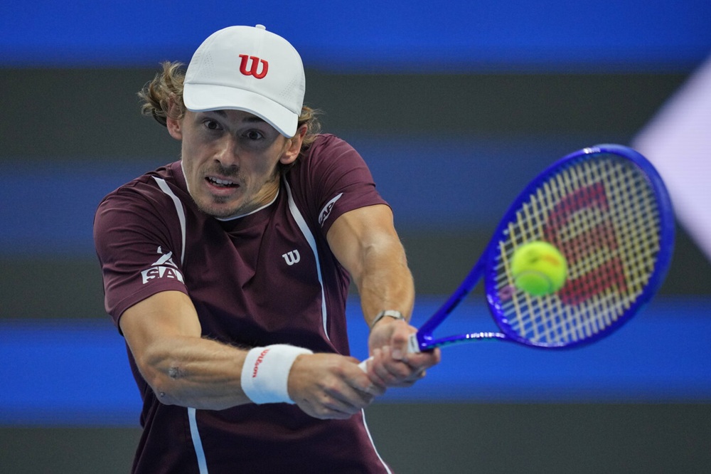 De Minaur vola in finale a Pechino: Hurkacz costretto al ritiro nel secondo set